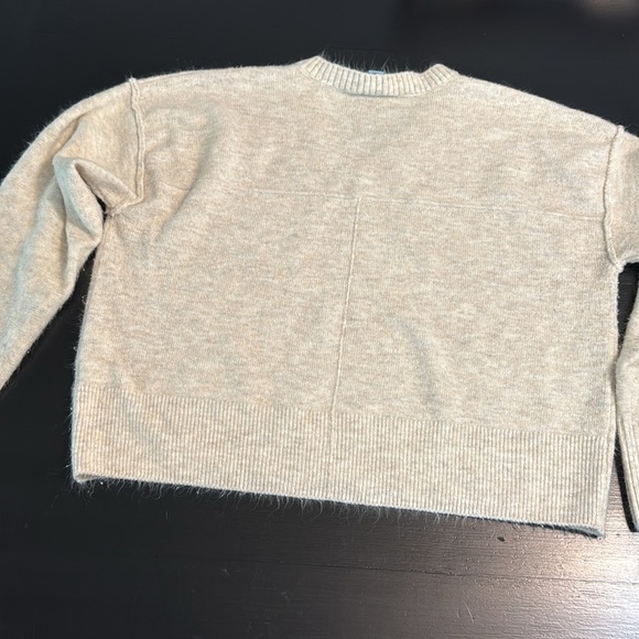 CeCe Cream V-Neck Sweater Soft Knit - Picture 6 of 7